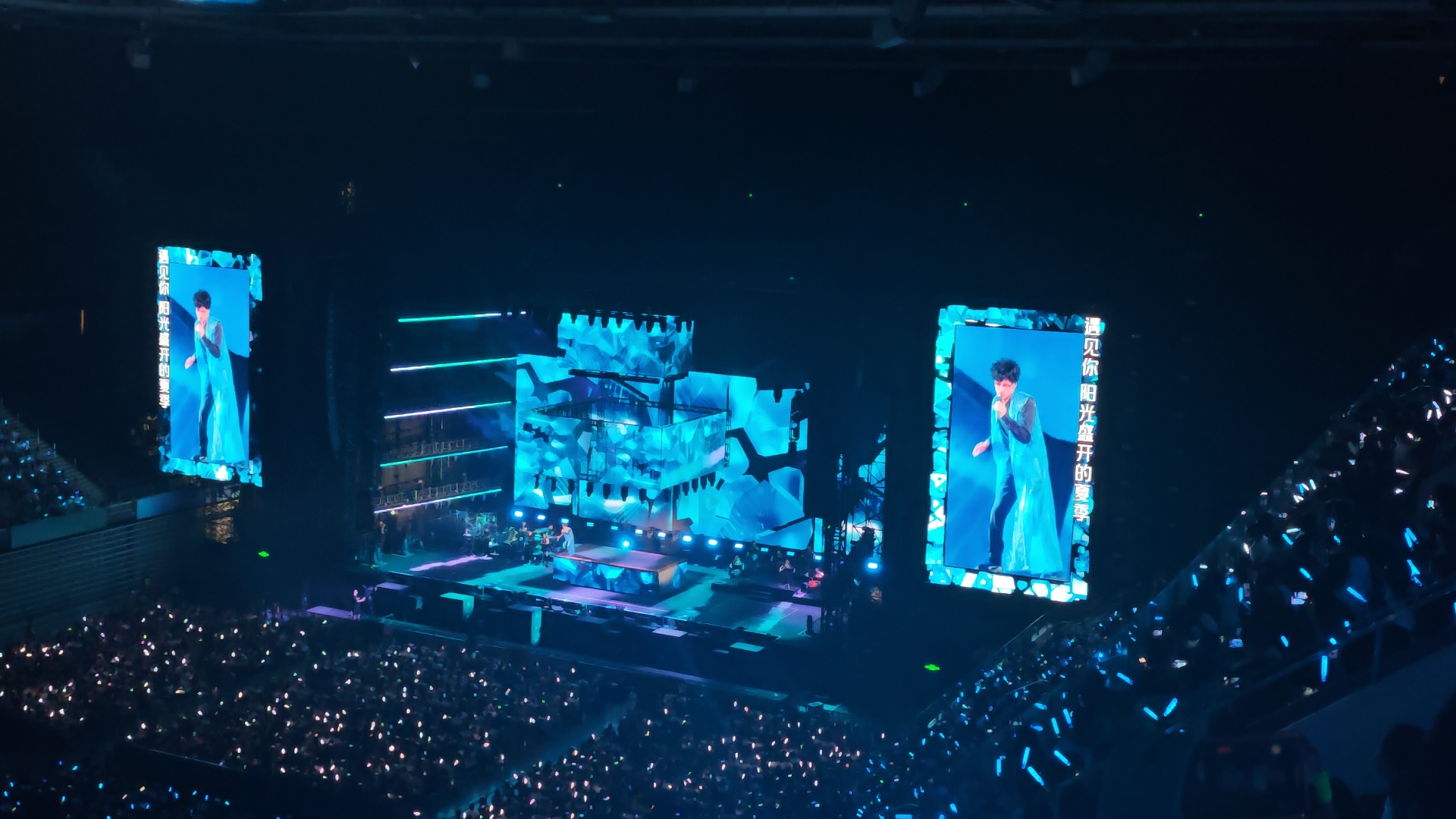 周传雄演唱会舞台照