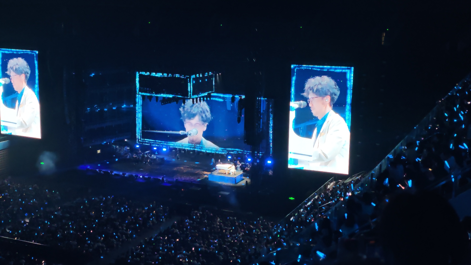 周传雄演唱会舞台照