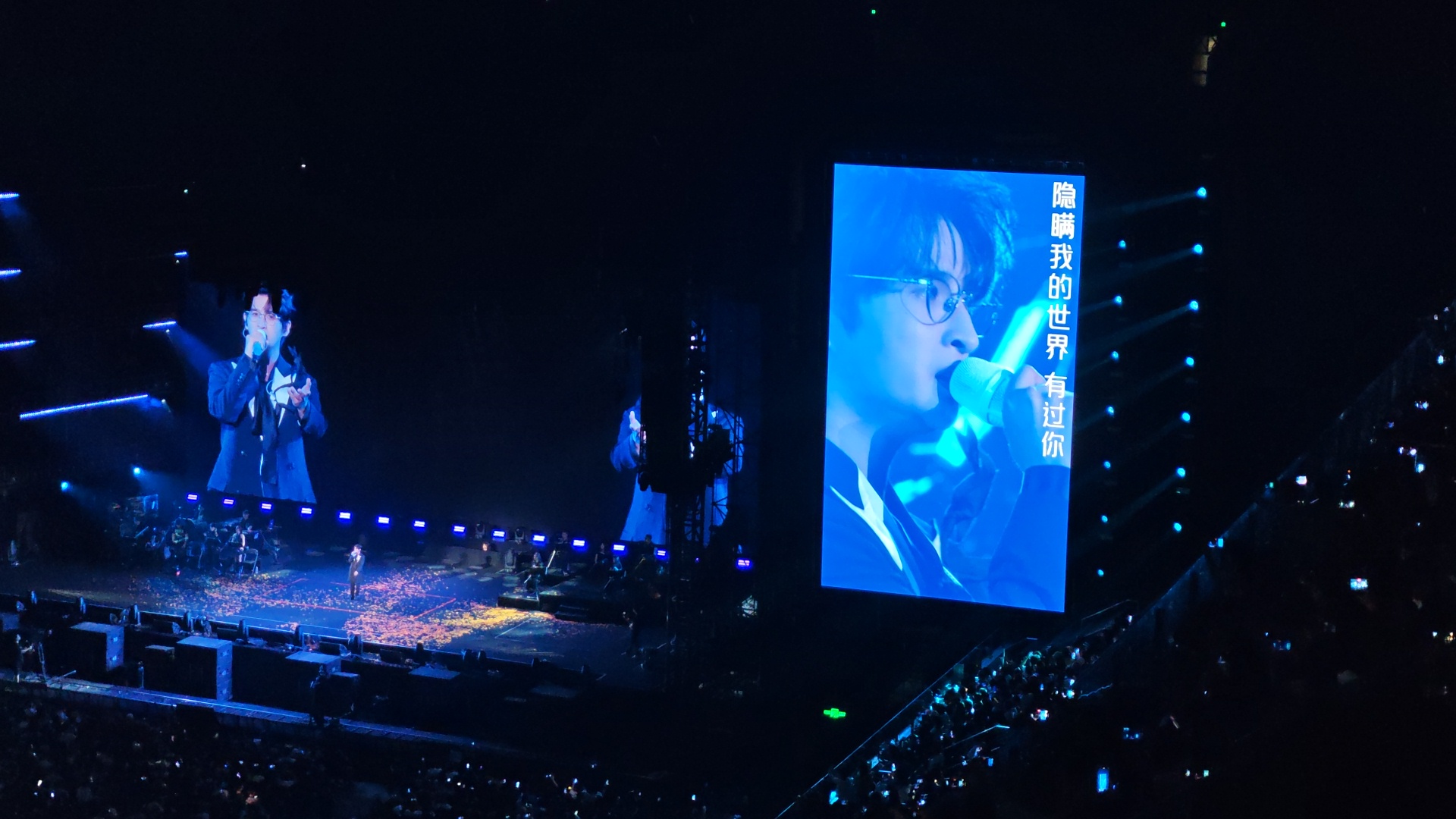 周传雄演唱会舞台照